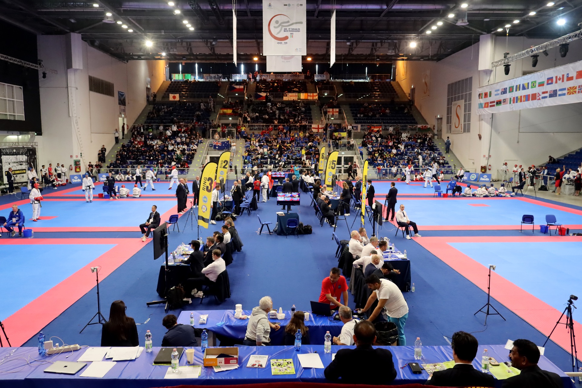 Campionato Mondiale di Taekwon-Do ITF 2025 a Jesolo, con ring di gara e delegazioni internazionali